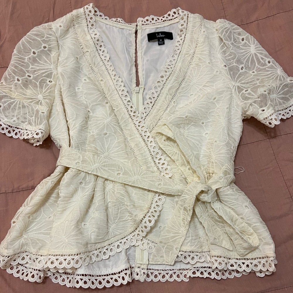 Women’s Lulus cream color peplum top (M)